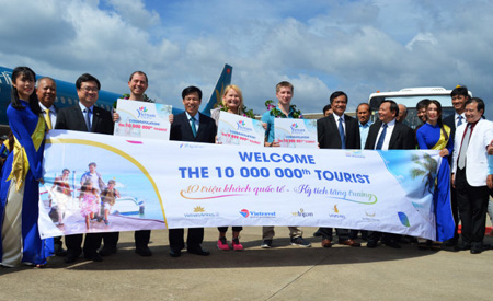 Lãnh đạo ngành du lịch, tỉnh Kiên Giang và huyện đảo Phú Quốc chào đón các vị du khách quốc tế đặc biệt.